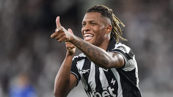 Danilo em fase artilheira, Botafogo recusa rivais e blinda craque