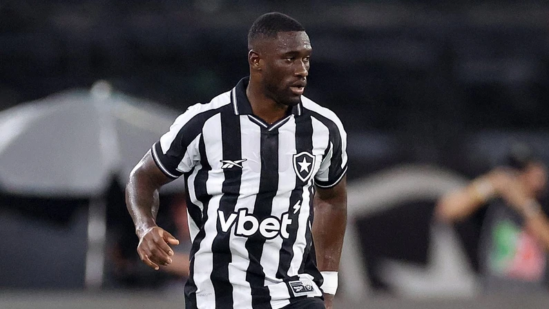 Bastos domina defesa do Botafogo com números de GALA no equador
