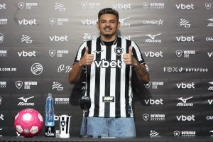 Botafogo apresenta Tiquinho com a camisa 9; jogador se emociona e cutuca ex-clubes