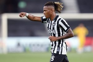 Sob os olhares de Tite, novo técnico do Botafogo, o Glorioso vence o Grêmio e se afasta do Z4