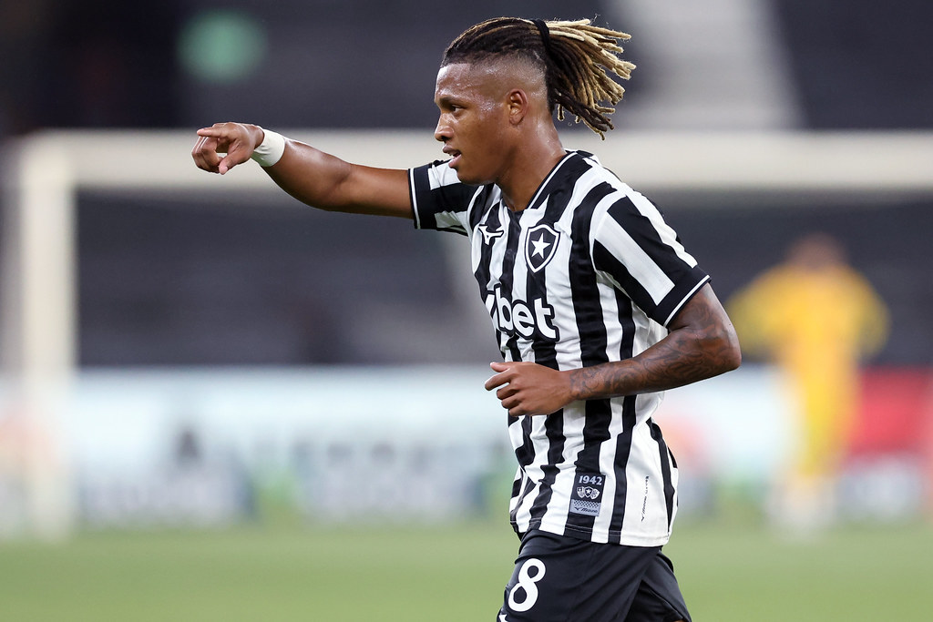 Sob os olhares de Tite, novo técnico do Botafogo, o Glorioso vence o Grêmio e se afasta do Z4