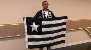 Ziyech chega ao Rio e celebra festa da torcida do Botafogo no aeroporto
