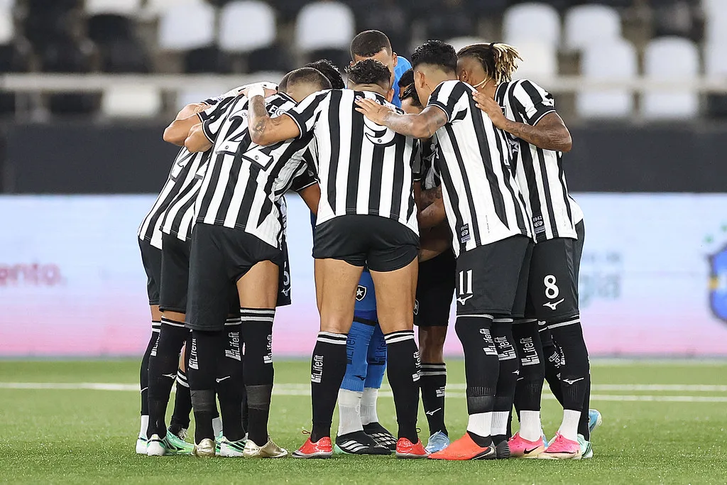 Tiquinho Soares marca primeiro gol pelo Botafogo na vitória sobre a Chapecoense