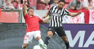 Botafogo sofre derrota amarga para o Internacional e segue em risco no Brasileirão