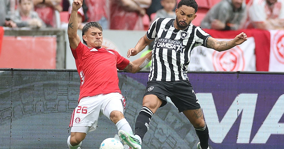 Botafogo sofre derrota amarga para o Internacional e segue em risco no Brasileirão Botafogo sofre derrota amarga para o Internacional e segue em risco no Brasileirão